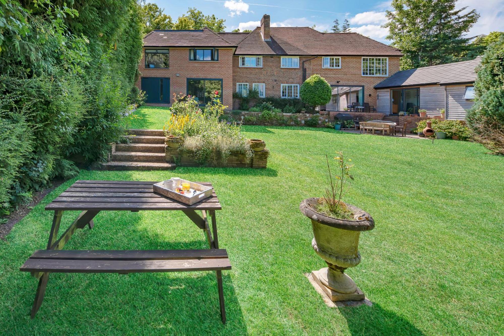 Westleigh Hotel Ashtead Exterior foto